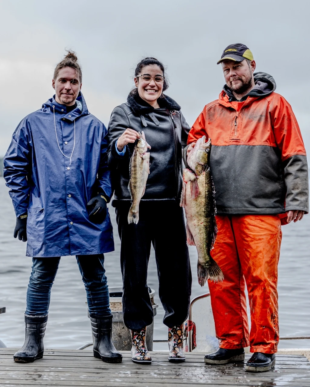 Justine avec des pêcheurs un poisson en mains