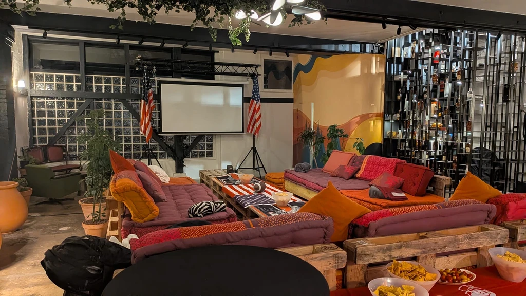 écran projecteur avec grand canapé